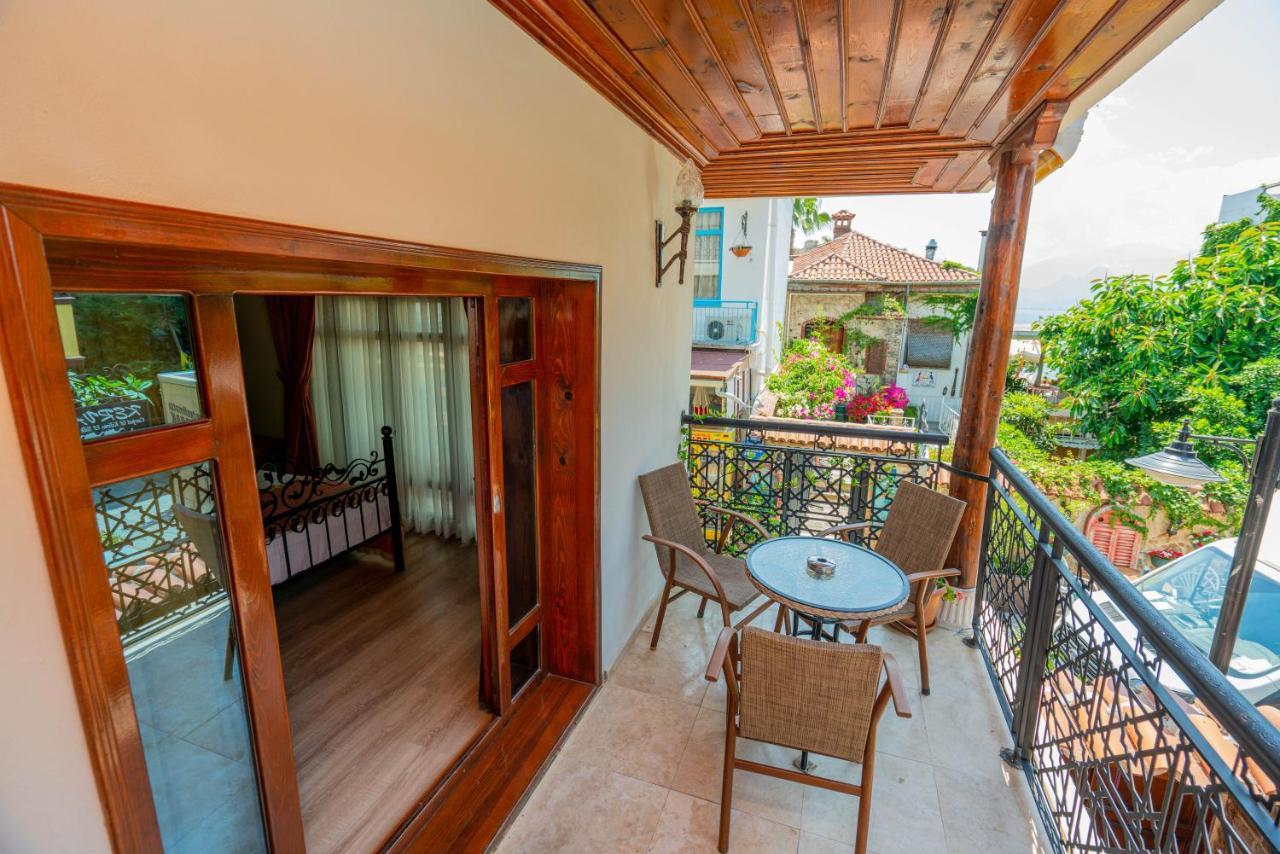 Family Room Balcony,1025134819:JPEG
